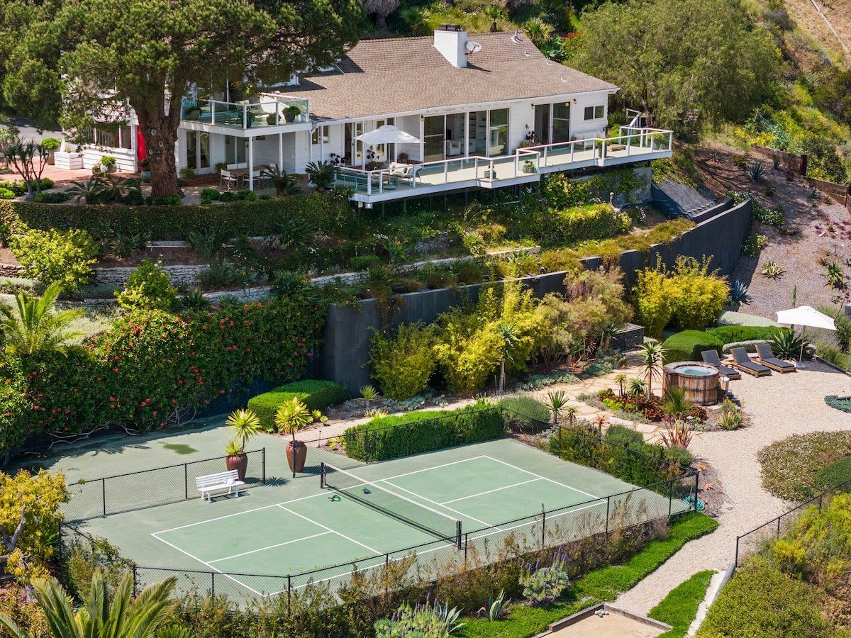 An invitation to unwind and refresh in the beauty of Villa Solana hero image
