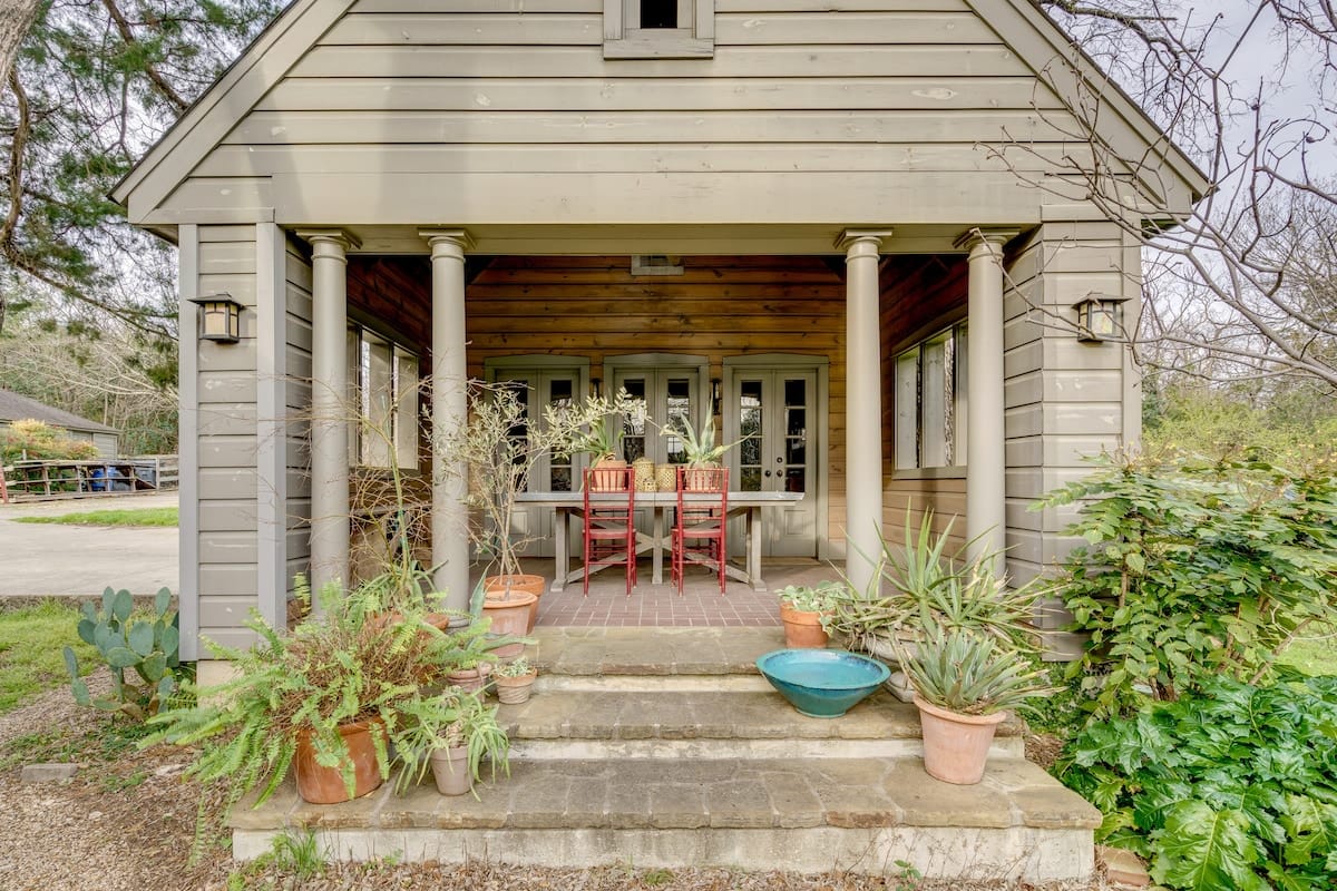 A tranquil space in the bustling heart of Dallas hero image