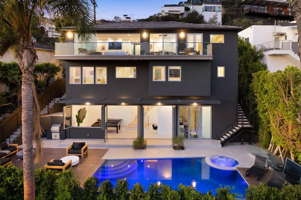 An embodiment of sophisticated city living at LA Reserve. hero image