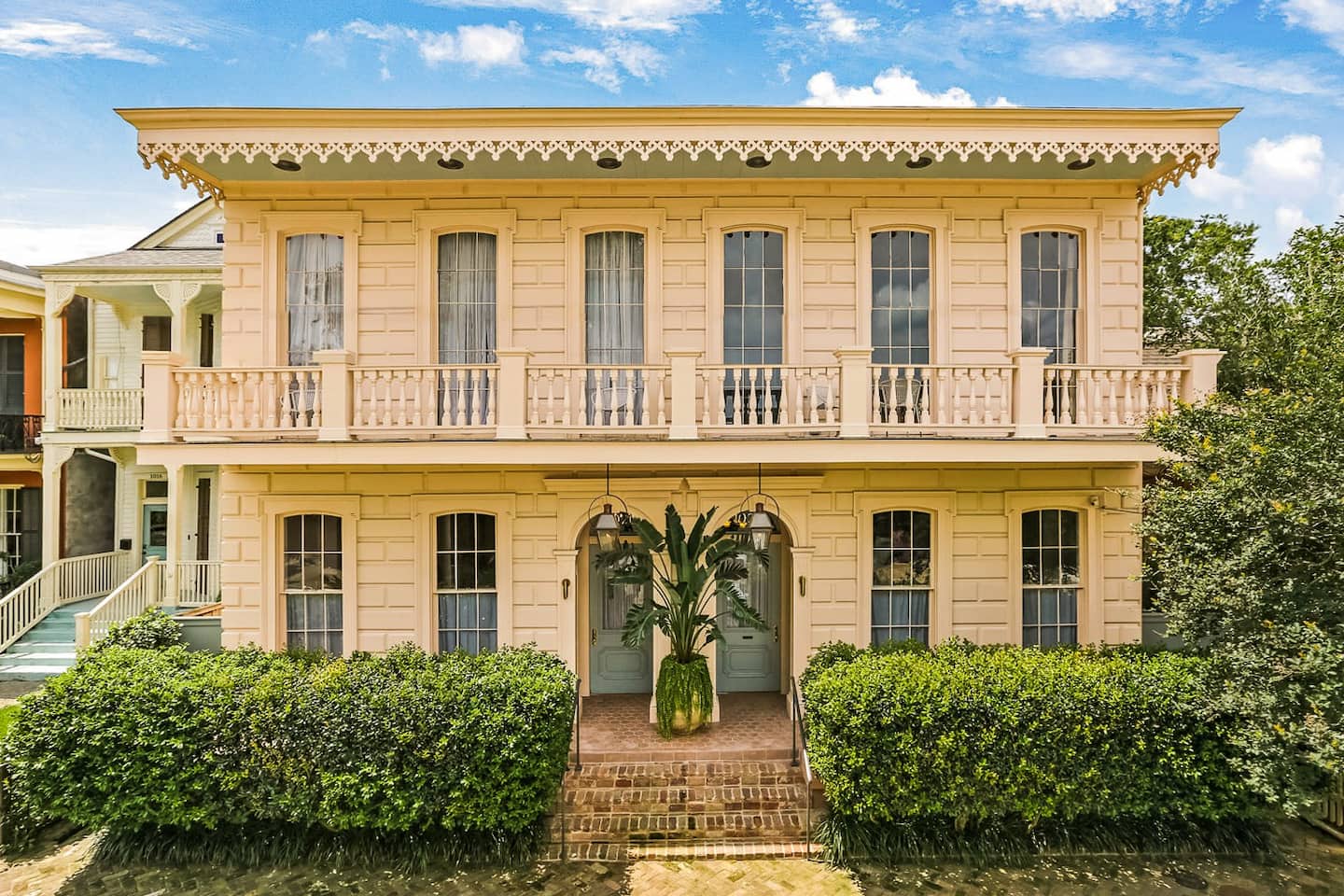 An Elegant Flat with Timeless Beauty in New Orleans hero image