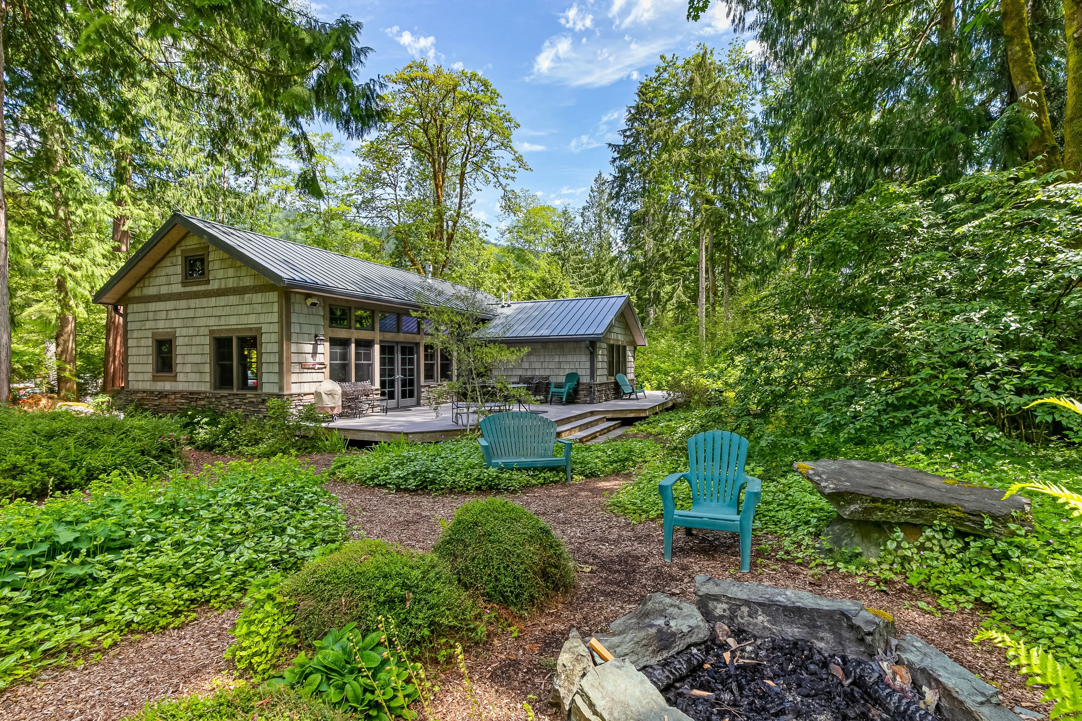 Enjoy a cozy cottage with convenient access to the lake.