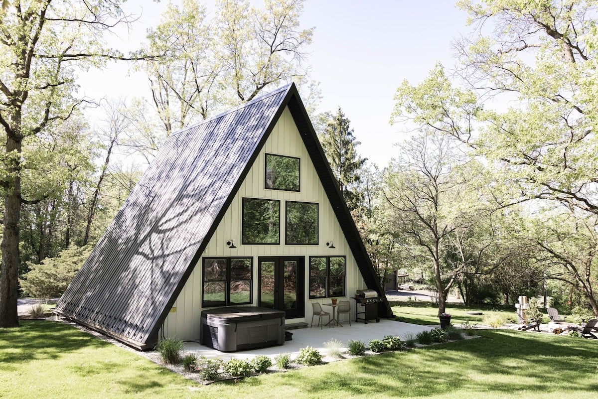 Discover a charming nature escape with a hot tub and BBQ at The Frame.