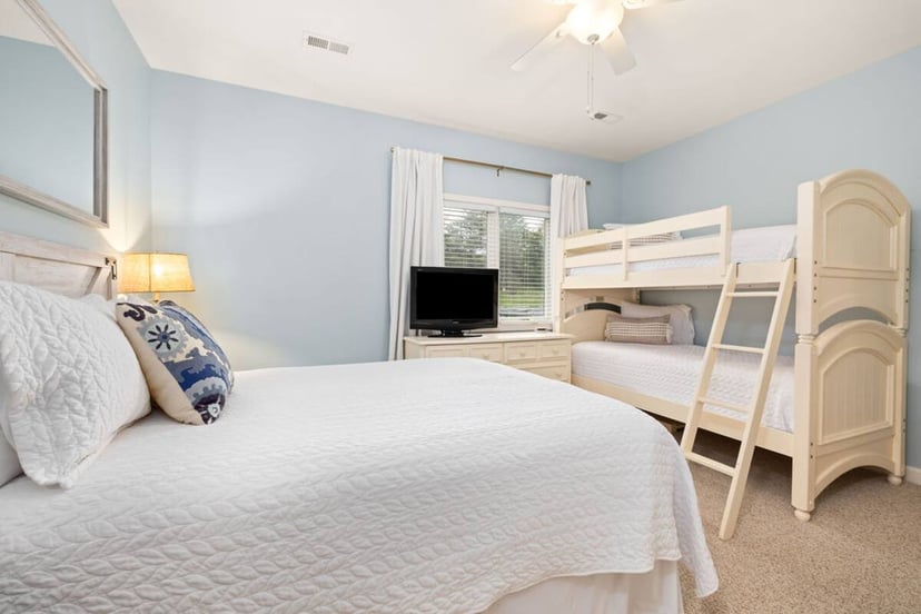 Image 3 of Lakefront Condo: 2 Free Kayaks! Hot Tub & Pools