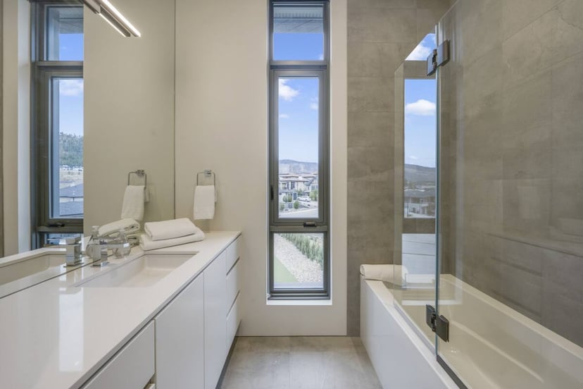 Image 6 of Lakeview Mansion w/Infinity Pool, Hot Tub / 6bed